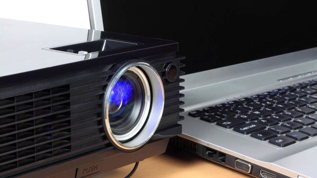 Mudah Banget!!! Ini Cara Menyambungkan Laptop ke Proyektor