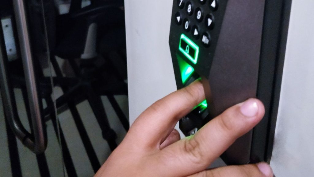 Cara Kerja Mesin Absensi Fingerprint: Dari Sidik Jari hingga Data Kehadiran